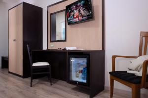 Una televisión o centro de entretenimiento en CDH Hotel Modena