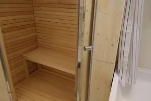 una piccola sauna in legno con panca di legno di Ugo Architect's Lodge Classic a Bolzano