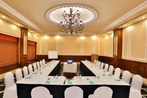 Konferenční prostory v ubytování Sun-n-Sand Suites, Shirdi + 17 fotografií
