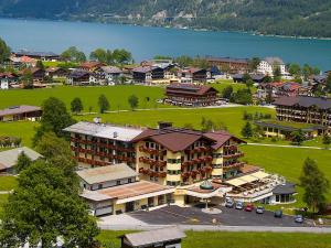 uma vista aérea de uma cidade resort com um lago em Das Pfandler Hotel em Pertisau