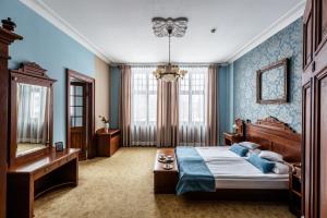 - une chambre avec un grand lit et un miroir dans l'établissement Villa Elise Park Pension, à Stronie Śląskie