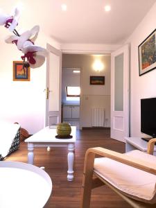 - un salon avec une table et un ventilateur de plafond dans l'établissement Apartamento en Centro Historico de San Lorenzo de El Escorial, à San Lorenzo de El Escorial