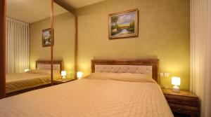 Tempat tidur dalam kamar di Caesarea Vacation Rooms