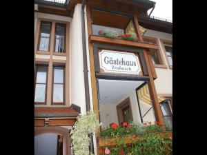 una señal en el lateral de un edificio en Gästehaus Trahasch im Adelshof, en Endingen am Kaiserstuhl