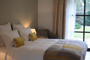 Säng eller sängar i ett rum på Les Enclos Bed and Breakfast à 4 mn de Chantilly