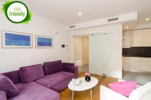 een woonkamer met een paarse bank en een tafel bij Antonio's Luxury Suites in Dubrovnik