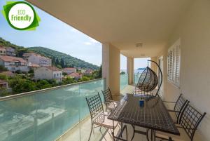 een balkon met een tafel en stoelen en uitzicht bij Antonio's Luxury Suites in Dubrovnik