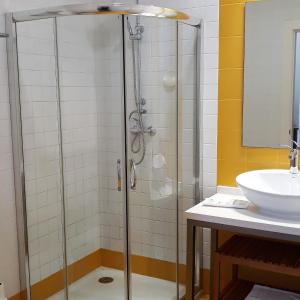 
a bathroom with a shower, sink, and toilet at Hotel Palacio de Garaña in Garaña
