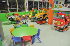 ein Zimmer mit Spielzeugfahrzeugen, einem Tisch und Stühlen in der Unterkunft Motel Safari Budget in Ouarzazate