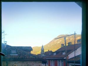 Blick auf eine Stadt mit einem Berg im Hintergrund in der Unterkunft Ugo Architect's Bright Loft in Bozen