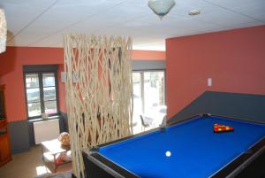 a room with a pool table in a living room at La Bergerie - Gîte et Chambres d'Hôtes in Roz-sur-Couesnon