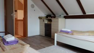 sypialnia z 2 łóżkami i komodą w obiekcie Vacation Home "Cehic" w mieście Kulen Vakuf