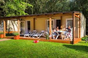 Сад в Maistra Camping Polari Mobile homes