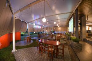 Posezení v ubytování HARRIS Hotel Sentul City Bogor