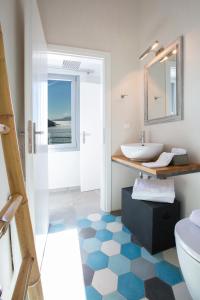 Ванна кімната в Anemos Luxury Villas