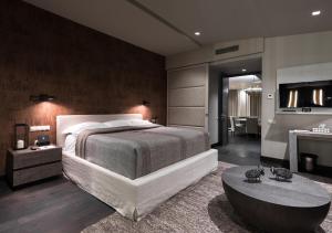 Letto o letti in una camera di Tufenkian Historic Yerevan Hotel