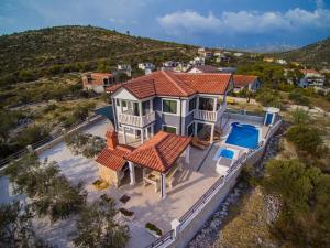 Luftaufnahme eines Hauses mit Swimmingpool in der Unterkunft Villa Mia in Marina