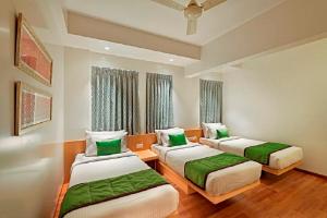 ムンバイにあるHotel Leafio Marigold-Near Airportのベッド2台と窓が備わるホテルルームです。