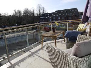 einen Balkon mit einem Tisch und Stühlen auf dem Dach in der Unterkunft Strandperle 3 in Scharbeutz