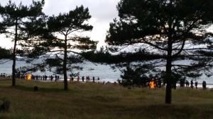 een groep mensen die op het strand lopen bij Residenz Duenenstrasse in Binz