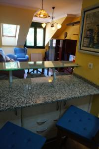 Una cocina con una mesa y una sala de estar. en Apartamento rural Felechosa, en Felechosa 7 fotos más