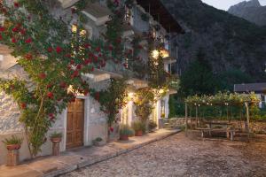 een gebouw met bloemen aan de zijkant bij B&B I Corni di Nibbio in Mergozzo