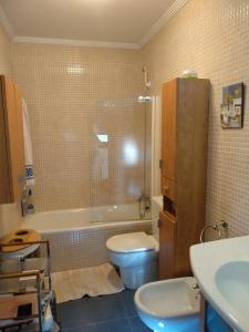 Apartamento rural Felechosa في فيليتشوسا: حمام مع مرحاض وحوض استحمام ومغسلة