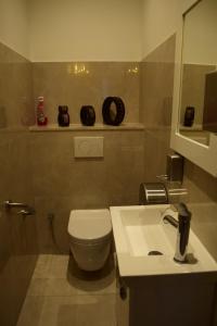 ein Badezimmer mit Toilette und Waschbecken in der Unterkunft Paris Luxury Guest House - CDG Aéroport in Roissy-en-France + 21 Fotos