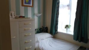 A bed or beds in a room at Brentwood House 