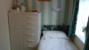 A bed or beds in a room at Brentwood House 