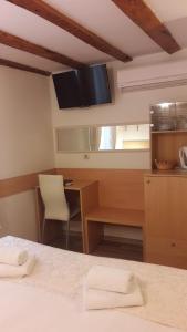 TV a/nebo společenská místnost v ubytování Old Town Suites