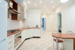 Кухня или мини-кухня в Best Apartments on Deribasovskoy
