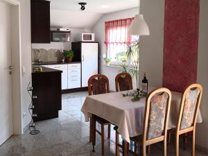 eine Küche und ein Esszimmer mit einem Tisch und Stühlen in der Unterkunft Ferienhaus Lupus in Schmalkalden