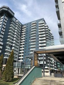 ブカレストにあるUpground Apartmentsの大きなアパートメントで、目の前に階段があります。