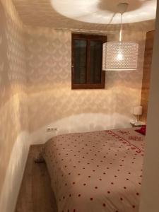 Giường trong phòng chung tại Charmant Appartement Centre Ville Valloire