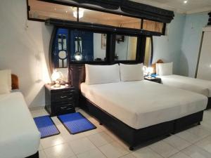 um quarto com 2 camas e 2 janelas em Lenasia Guest Lodge em Lenasia