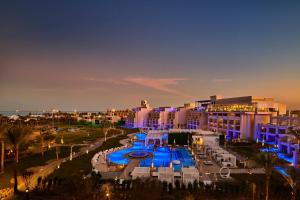 - une vue sur un complexe avec piscine la nuit dans l'établissement Steigenberger Pure Lifestyle (Adults Only), à Hurghada