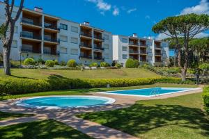 an apartment with a swimming pool in front of a building at E-2 CALELLA DE PALAFRUGELL 8 PAX in Calella de Palafrugell