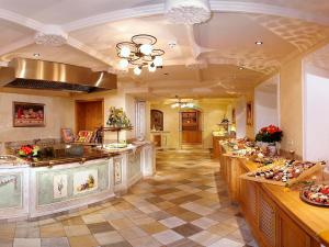 - une grande cuisine avec des comptoirs en bois dans l'établissement Das Pfandler Hotel, à Pertisau