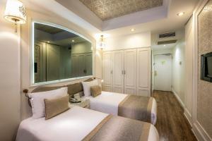 TV a/nebo společenská místnost v ubytování Hotel Yasmak Sultan