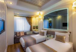 TV a/nebo společenská místnost v ubytování Hotel Yasmak Sultan