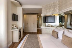 TV a/nebo společenská místnost v ubytování Hotel Yasmak Sultan
