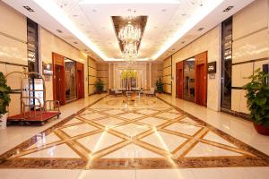 un vestíbulo con un gran suelo de mármol y una lámpara de araña en Guangzhou Ba Dun Hotel - Beijing Road, en Guangzhou