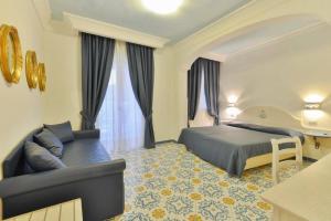 Postel nebo postele na pokoji v ubytování La Pineta Hotel Beach & Spa