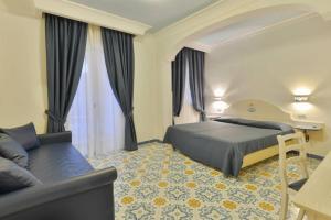 Postel nebo postele na pokoji v ubytování La Pineta Hotel Beach & Spa