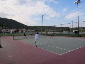Tenis a/nebo squash v ubytování Villa Irini nebo okolí