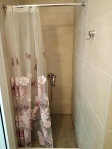 uma casa de banho com chuveiro e cortina de chuveiro em Almira Ghouse em Almiropotamos