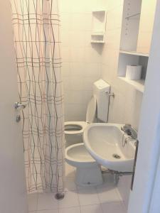 y baño con aseo y lavamanos. en Casa Igea, en Bellaria-Igea Marina