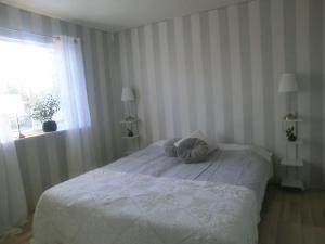 Postel nebo postele na pokoji v ubytování Björkslingan