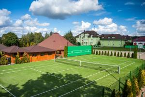 Pista de tennis o esquaix a Hotel Baranowski o a prop